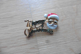 Broche En Métal Doré émaillée Merry Christmas Vert Père Noël Rouge - Brooches