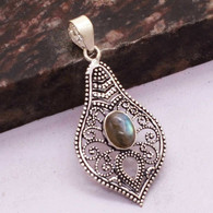 Neuf - Joli Pendentif En Argent 925 Ciselé Serti Pierre Cabochon En Labradorite - Colgantes