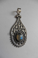 Neuf - Joli Pendentif En Argent 925 Ciselé Serti Pierre Cabochon En Labradorite - Pendentifs