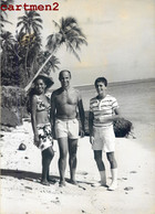 PHOTOGRAPHIE ANCIENNE : TAHITI LE GRAND COUTURIER ANDRE COURREGES A MOOREA HAUATA POLYNESIE FRANCAISE FASHION MODE - Frans-Polynesië