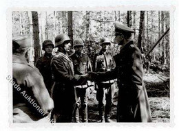 Ritterkreuzträger WK II Baasch, Johannes Oberleutnant überreicht Durch Generalmajor Macholz Foto 10 X 7 Cm I-II - Zonder Classificatie