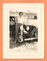 PHOTO ORIGINALE JUILLET 1958 - AUTOMOBILE FEMME ASSISE SUR L'AILE D'UNE CITROEN TRACTION AVANT - Automobile