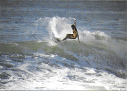 Surf Sur Une Grosse Vague En Cote Atlantique. - - Water-skiing