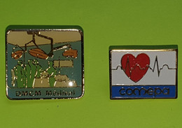 Lot 2 PIN'S - DMCM Médical (bloc Opératoire) , Cœur Compa (Lys De Paris) - Vers 1980 - Médical