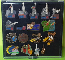 Lot 17 PIN'S Dans Coffret - Ariane Espace - SEP - Fusée - Centre Spatial Evry, Kourou, Vernon, Le Bourget - 1980/90 - Raumfahrt