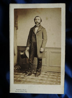 Photo CDV Mayer à Paris - Homme En Pied (M. De Coutard), Haut De Forme à La Main, Second Empire Circa 1860-65 L562A - Old (before 1900)
