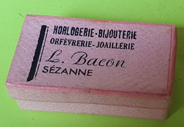 Ancienne Petite Boite Carton - Publicité HORLOGERIE BIJOUTERIE ORFEVRERIE JOAILLERIE Bacon Sézanne - Vers 1950 - Boîtes