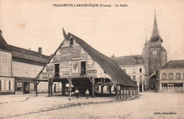 Villeneuve-L'Archevêque (Yonne) La Halle, Devant L'Eglise, Sur La Place Du Marché - Edition André - Carte Non Circulée - Villeneuve-l'Archevêque