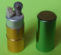 Ancien BRIQUET Vert - Jamais Utilisé - Environ 5.5 X 1.5 Cm De Diamètre - Vers 1960 - Autres & Non Classés