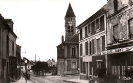 Mennecy (Seine-et-Oise) Rue De La Croix Boissière, Café-Tabac Et L'Eglise - Edition Combier - Carte CIM Non Circulée - Mennecy