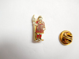 Beau Pin's Pins En EGF , Armée Militaire , Hallebardier - Militaria