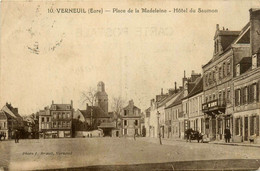 Verneuil * La Place De La Madeleine * Hôtel Du Saumon * Automobile Voiture Ancienne - Verneuil-sur-Avre