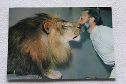 Cpm, Jacques Bouillaut Et Son Lion Favori, La Fleche, Parc Zoologique Du Tertre Rouge, Sarthe 72 - Lions