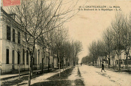Châtelaillon * La Mairie Et Le Boulevard De La République * Hôtel De Ville - Châtelaillon-Plage