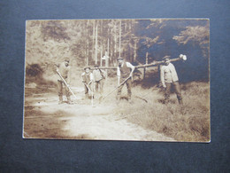 Echtfoto AK 1910 Waldarbeiter / Baumfäller Männer Mit Holzstamm Und Werkzeug Nach Haarlem Gesendet - Farmers