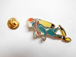 Beau Pin's Pins , Plongée , Homme Grenouille , Signé Benny Favel - Diving