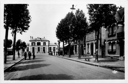 Verneuil Sur Avre * La Gare Et L'avenue De La Gare * Ligne Chemin De Fer - Verneuil-sur-Avre