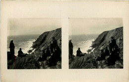 Ile De Groix * Carte Photo * Vue Sur La Côte , Promeneurs * Cpa Stéréo - Groix