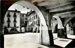 Nyons * La Place Du Docteur Bourdongle Et La Porte St Jacques * Coiffeur * Automobile Voiture Ancienne - Nyons