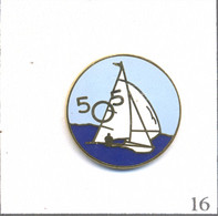 Pin's Nautisme - Voilier / Dériveur Double 505 Class - Ciel Bleu. Estampillé LTO. EGF. T825-16 - Bateaux