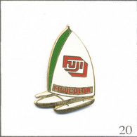 Pin's Sport - Yachting / Trimaran “Fujcolor“. Non Estampillé. EGF. T829-20 - Bateaux