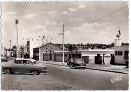 CREUTZWALD (57) RUE De La GARE. ENTREE De La PISCINE. AUTOMOBILE DYNA PANHARD Et AUTOMOBILE SIMCA  ARONDE. - Creutzwald