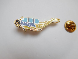 Superbe Pin's Pins En EGF , Plongée Homme Grenouille , Favel - Diving