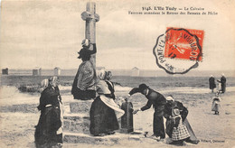 29-L'ILE-TUDY- LE CALVAIRE, FEMMES ATTENDANT LE RETOUR DES BÂTEAUX DE PÊCHE - Ile Tudy