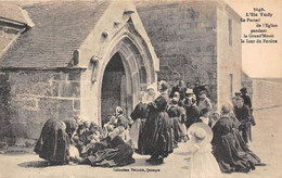 29-L'ILE-TUDY- LE PORTAIL DE L'EGLISE PENDANT LA GRAND'MESSE LE JOUR DU PARDONS - Ile Tudy