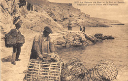 29-LA-POINTE-DU-RAZ- LE PORT DE BESTREE PREPARATIFS POUR LA PÊCHE AUX LANGOUSTES - La Pointe Du Raz