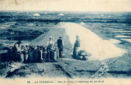 La Turballe * Dans Les Salines , Le Remplissage Des Sacs De Sel * Paludiers Marais Salants - La Turballe