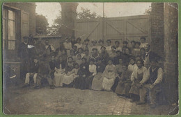 CARTE PHOTO - SUISSE - MOUTIER - GROUPE D'OUVRIERS ET D'OUVRIERES DANS UNE COUR D'USINE OU ATELIER A IDENTIFIER - Moutier