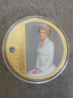 MEDAILLE BE LADY DIANA PORTRAIT OF A PRINCESS / 120 G 70 Mm / Cuivre Doré Colorisé Avec Swarosky COLOR / Sous Capsule - Royaux/De Noblesse