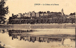 Chinon       37        Le Château Et La Vienne   Aspect Granuleux   (voir Scan) - Chinon