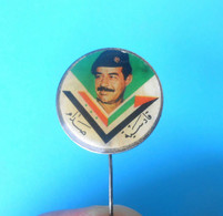 SADDAM HUSSEIN - Iraq Ex President ... Nice Old Rare Pin Badge * Irak Iraque Iraqi - Militaria