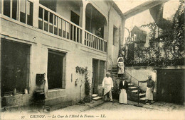 Chinon * La Cour De L'hôtel De France * Personnels De L'établissement - Chinon