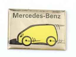 Pin's MERCEDES Classe A - Voiture Stylisée Jaune - K461 - Mercedes