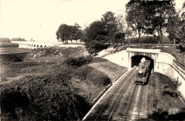 Agen * La Ligne Chemin De Fer Bordeaux Sète Et Le Pont Canal * Passage Du Train - Agen