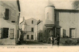 Ile De Ré * Ars En Ré * La Rue Gambetta Et Vieilles Maisons * Villageois - Ile De Ré