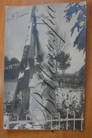 Guerre Carte Photo Le Monument Aux Morts De  FRAISANS Dans Le Jura (39). 1917 & 1918 RPPC 1914-1918 Soldats Et Civile. - Cimiteri Militari