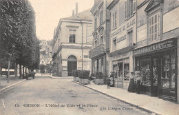 Chinon       37          Place De L'Hôtel De Ville . Librairie Ogier       (voir Scan) - Chinon