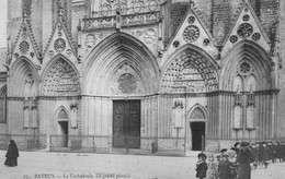 BAYEUX - La Cathédrale - Le Grand Portail - Groupe D'élèves - Bayeux