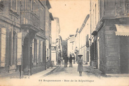 CPA 30 ROQUEMAURE RUE DE LA REPUBLIQUE - Roquemaure