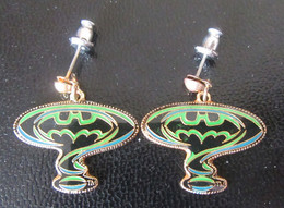 Paire De Boucles D'oreilles BATMAN Et L'Homme-Mystère Signées Et Datées DC Comics 1994 - Métal Doré Et émail - Orecchini