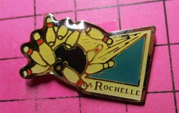 715d Pin's Pins / Beau Et Rare / THEME : SPORTS / BOWLING BOULE QUILLES LA ROCHELLE - Bowling