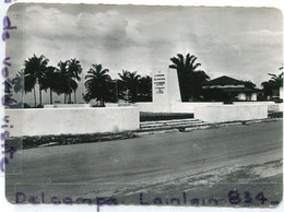 - 98 - LIBREVILLE - ( Gabon ), Monument élevé  à La Mémoire Du Capitane, Grand Format, Glacée, Non écrite, TTBE, Scans. - Gabon