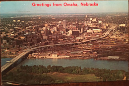 Cpsm écrite En 1980 Greetings From Omaha, Nebraska (Aerial Panorama Of Downtown -vue Aérienne, USA - Omaha