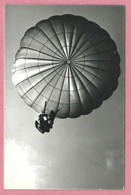 57 - DIEUZE - Carte Photo - Parachutiste En Vol - Parachute - Parachutisme - Paracadutismo