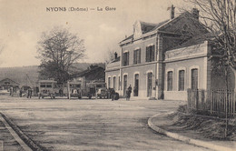26 - Nyons - Beau Cliché De La Gare - Autobus - Nyons
