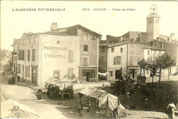 63 LEZOUX JOUR DE MARCHE SUR LA PLACE DU PILORI DEVANT LA PHARMACIE DE L HOPITAL - Lezoux